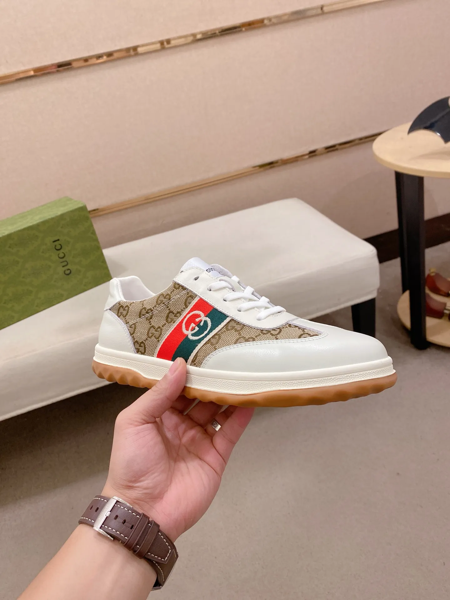 Men's shoes 💰 420 💰 High-quality new GUCCI counters are launched simultaneously. The new men's shoes, 😘fabrics are selected from imported cowhide, and the lining is sheepskin lining. 👍🏿 High-end ☄️ air-cushion molded anti-slip rubber outsole, exquisite lines, simple and elegant, comfortable and high-end for leisure travel. Code number: 38 to 44 (45 can be customized and cannot be returned or exchanged)